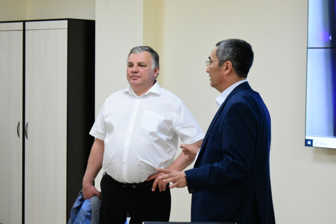 Дмитрий Иванов поздравил пациентов клиники Ташкентского педиатрического медицинского института с Днём защиты детей 29