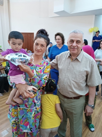 Дмитрий Иванов поздравил пациентов клиники Ташкентского педиатрического медицинского института с Днём защиты детей 30