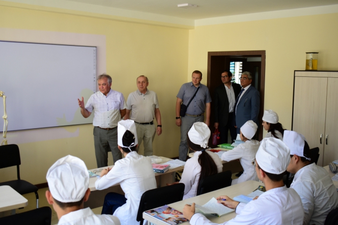 Дмитрий Иванов поздравил пациентов клиники Ташкентского педиатрического медицинского института с Днём защиты детей 32