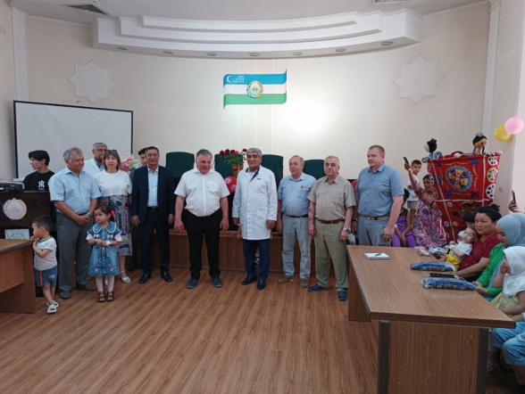 Дмитрий Иванов поздравил пациентов клиники Ташкентского педиатрического медицинского института с Днём защиты детей 33