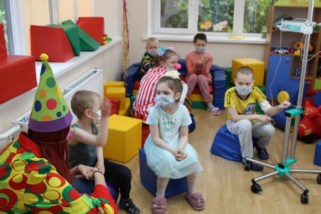 Пациентов онкогематологического отделения Педиатрического университета поздравили с Днем защиты детей 1