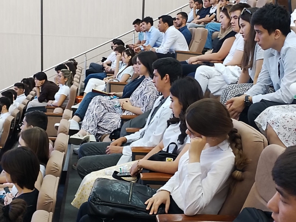 Дмитрий Иванов встретился со студентами Ташкентского педиатрического медицинского института