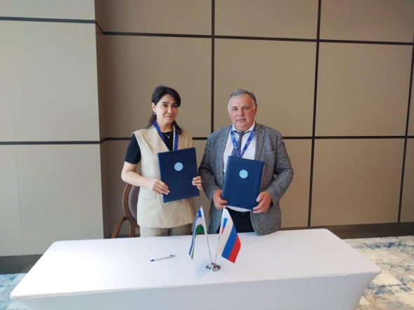 Дмитрий Иванов в рамках Узбекско-российского медицинского форума 3 июня в Самарканде награждён знаком «Отличник здравоохранения Узбекистана» 8