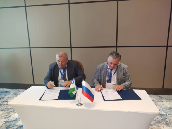 Дмитрий Иванов в рамках Узбекско-российского медицинского форума 3 июня в Самарканде награждён знаком «Отличник здравоохранения Узбекистана» 13