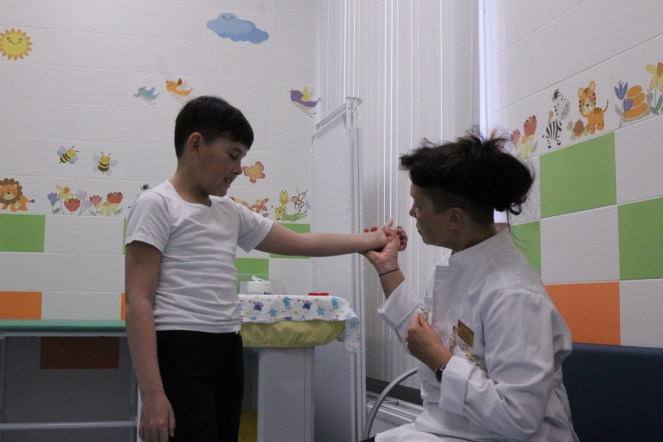 мама пациента, страдающего тяжёлой формой атопического дерматита, рассказала о лечении в клинике СПбГПМУ