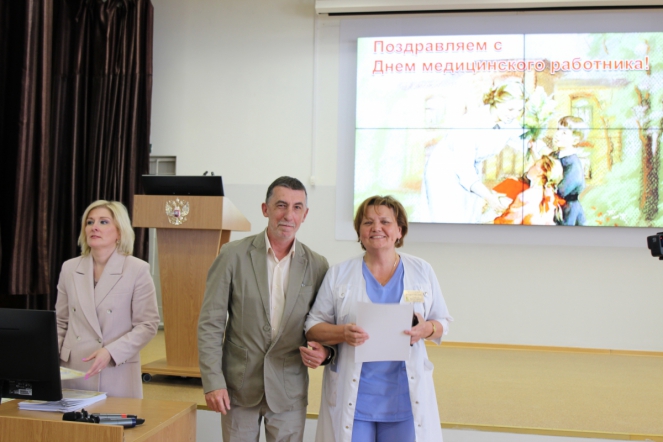 Дмитрий Иванов отметил благодарностями сотрудников Педиатрического университета 23