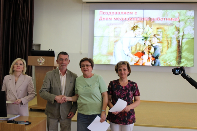 Дмитрий Иванов отметил благодарностями сотрудников Педиатрического университета 33