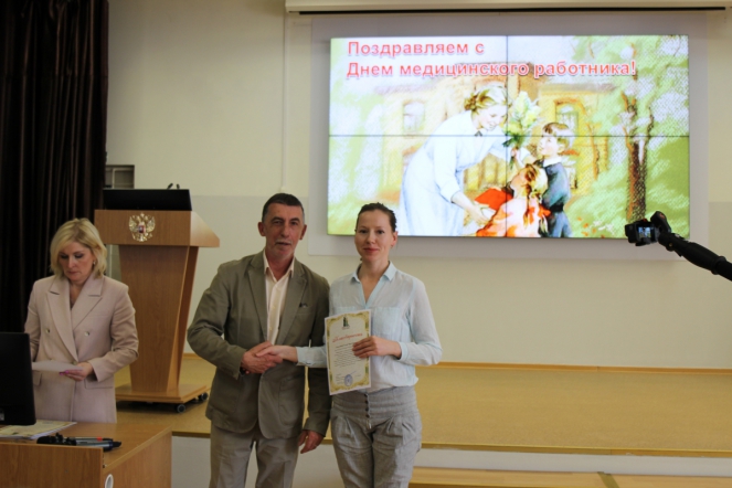 Дмитрий Иванов отметил благодарностями сотрудников Педиатрического университета 46