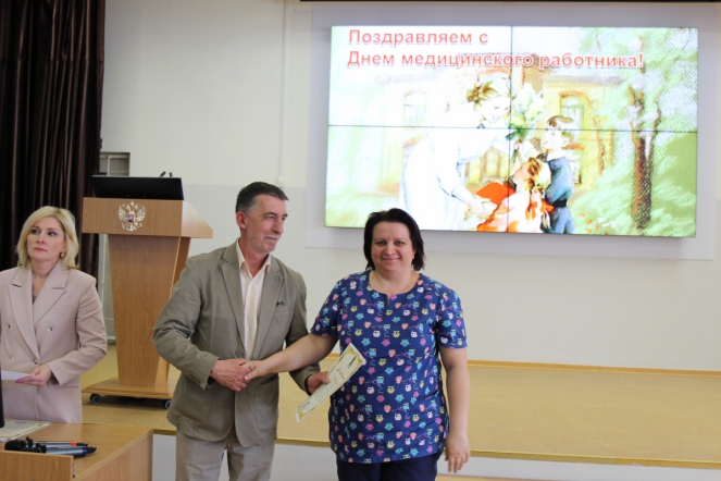 Дмитрий Иванов отметил благодарностями сотрудников Педиатрического университета 49