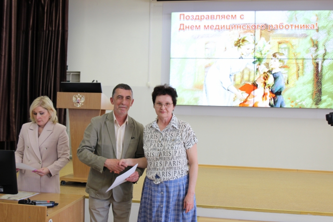 Дмитрий Иванов отметил благодарностями сотрудников Педиатрического университета 50