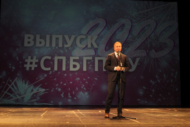 В Педиатрическом университете вручили дипломы выпускникам 65