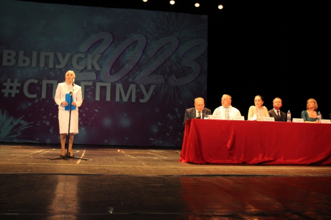 В Педиатрическом университете вручили дипломы выпускникам 75