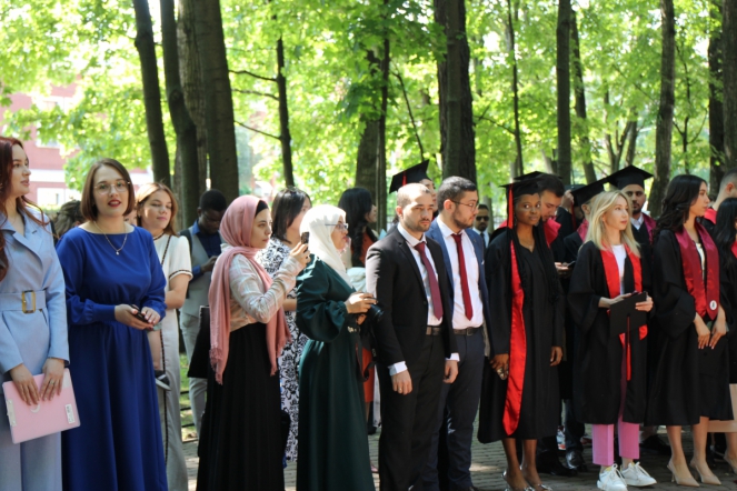 Иностранным выпускникам Педиатрического университета вручили дипломы о высшем образовании 4