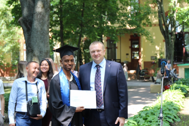 Иностранным выпускникам Педиатрического университета вручили дипломы о высшем образовании 54