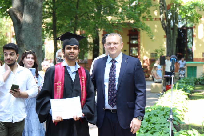 Иностранным выпускникам Педиатрического университета вручили дипломы о высшем образовании 75