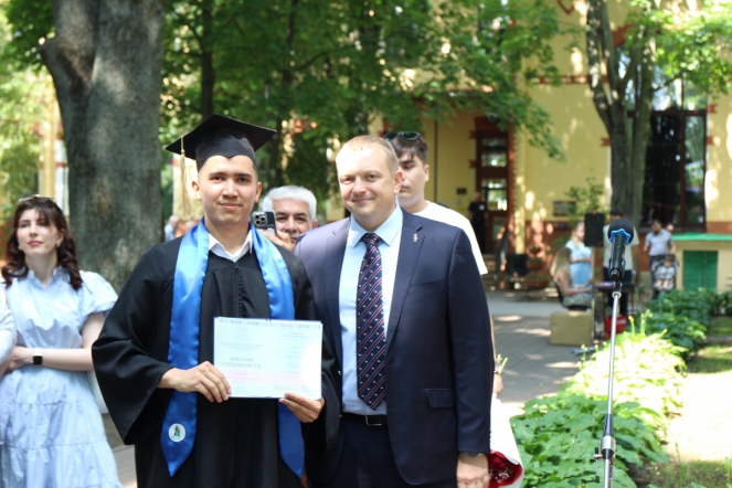 Иностранным выпускникам Педиатрического университета вручили дипломы о высшем образовании 79