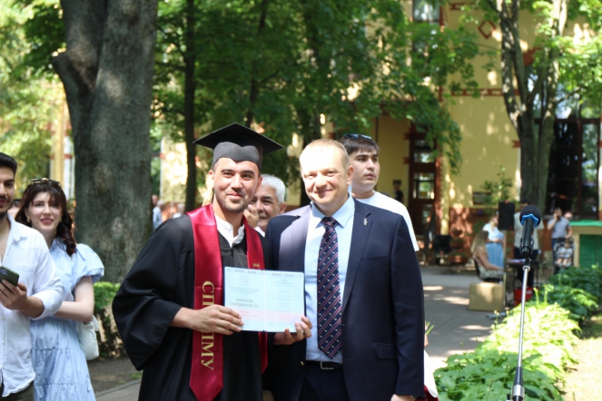 Иностранным выпускникам Педиатрического университета вручили дипломы о высшем образовании 80