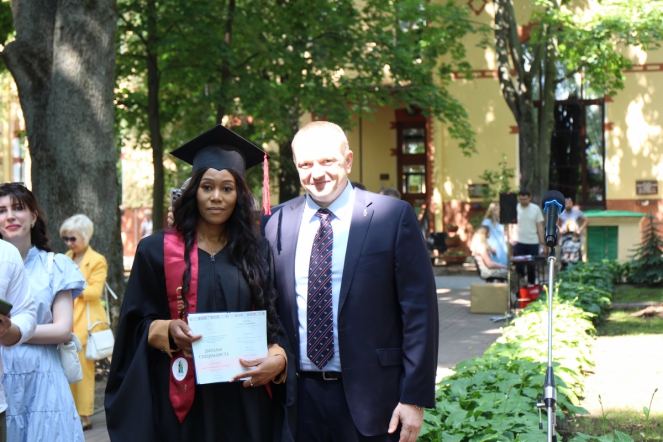 Иностранным выпускникам Педиатрического университета вручили дипломы о высшем образовании 81