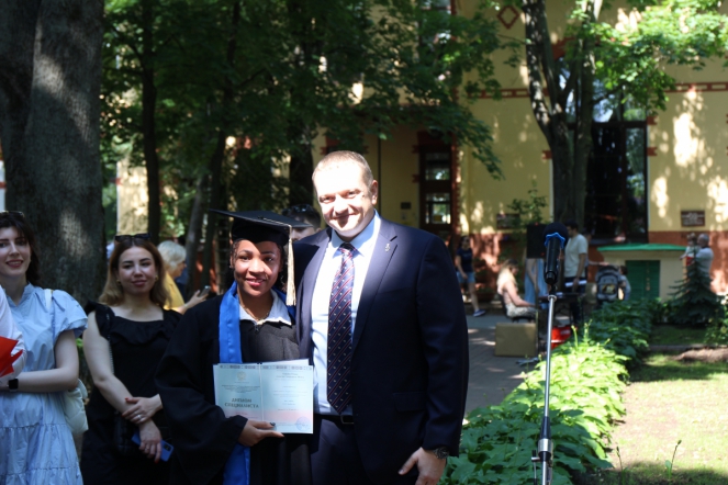 Иностранным выпускникам Педиатрического университета вручили дипломы о высшем образовании 83