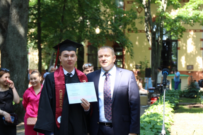 Иностранным выпускникам Педиатрического университета вручили дипломы о высшем образовании 89