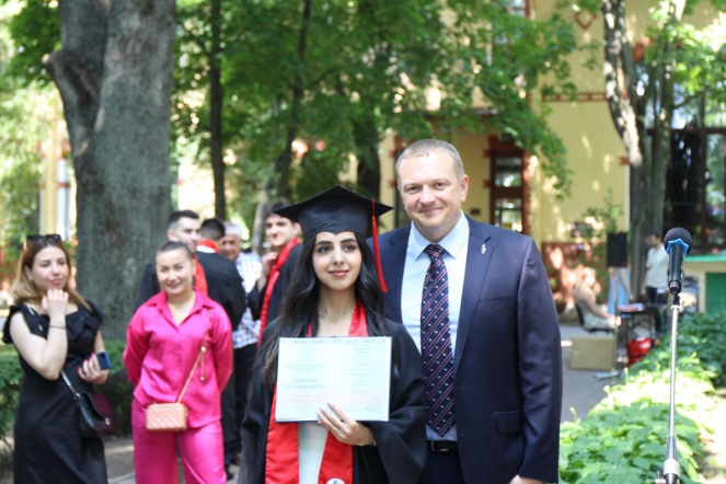 Иностранным выпускникам Педиатрического университета вручили дипломы о высшем образовании 94