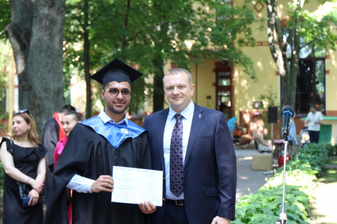 Иностранным выпускникам Педиатрического университета вручили дипломы о высшем образовании 95