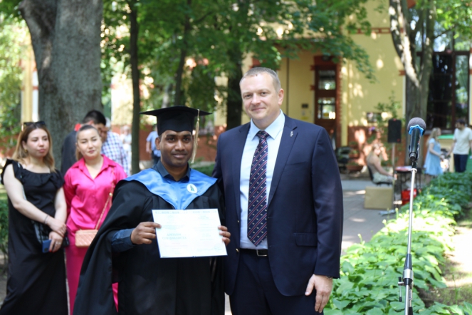 Иностранным выпускникам Педиатрического университета вручили дипломы о высшем образовании 99