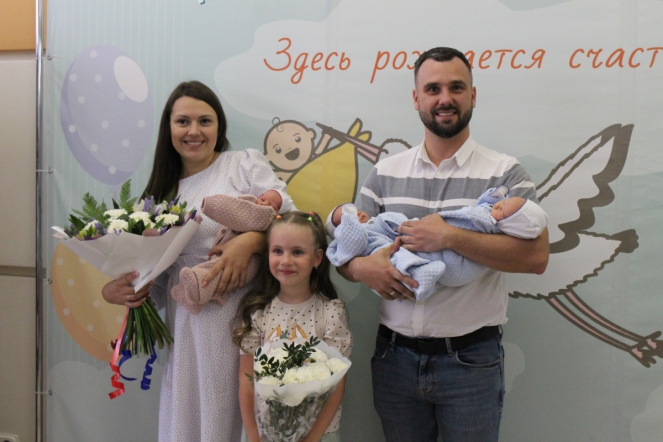 Накануне Дня семьи, любви и верности из Перинатального центра Педиатрического университета выписали тройняшек