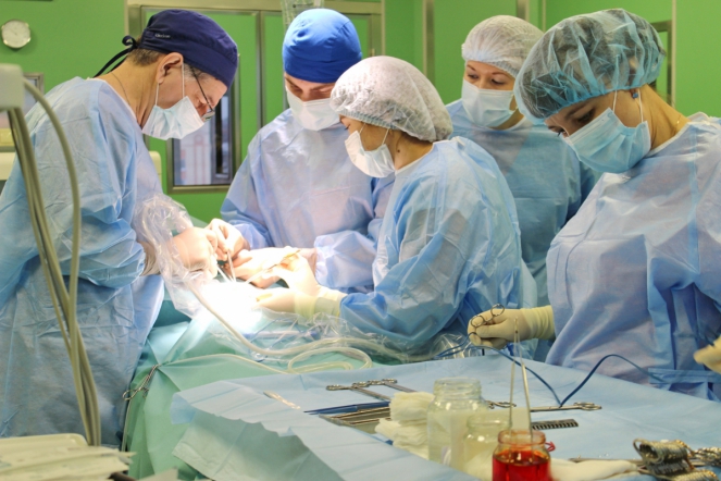 В Педиатрическом университете выполнили две минимально инвазивных операции юноше из Вологодской области, страдающему редким для его возраста заболеванием