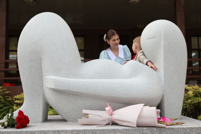 В Педиатрическом университете открыли скульптурную композицию «Ожидание новой жизни» 1