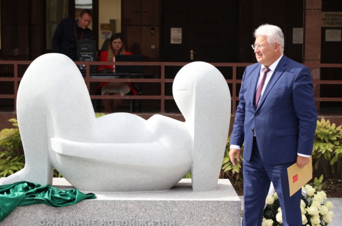 В Педиатрическом университете открыли скульптурную композицию «Ожидание новой жизни» 2