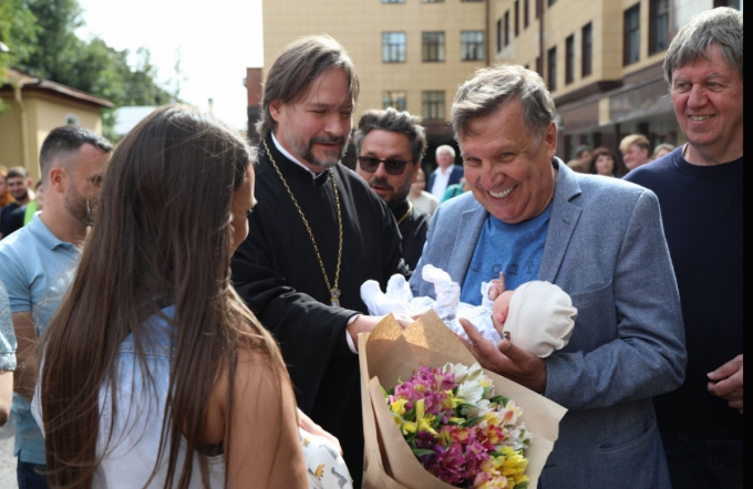 В Педиатрическом университете открыли скульптурную композицию «Ожидание новой жизни» 4