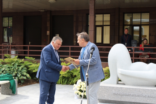 В Педиатрическом университете открыли скульптурную композицию «Ожидание новой жизни» 13