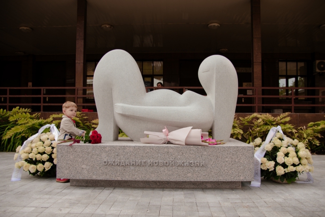 В Педиатрическом университете открыли скульптурную композицию «Ожидание новой жизни» 28