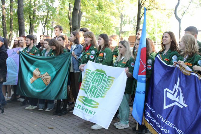 Это настоящая студенческая весна: в Педиатрическом университете наградили бойцов медицинских отрядов 7