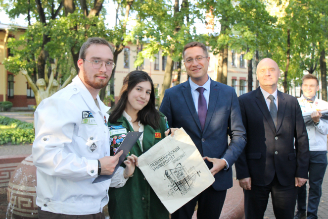 Это настоящая студенческая весна: в Педиатрическом университете наградили бойцов медицинских отрядов 20