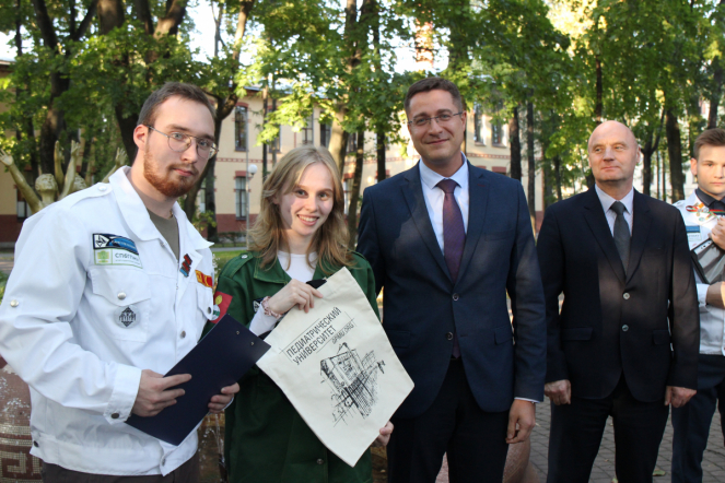 Это настоящая студенческая весна: в Педиатрическом университете наградили бойцов медицинских отрядов 21