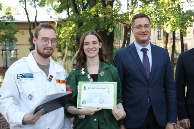 Это настоящая студенческая весна: в Педиатрическом университете наградили бойцов медицинских отрядов 33