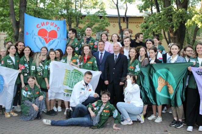 Это настоящая студенческая весна: в Педиатрическом университете наградили бойцов медицинских отрядов 42