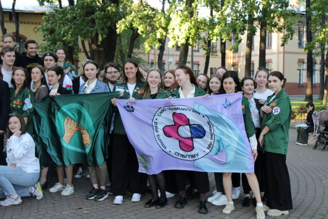 Это настоящая студенческая весна: в Педиатрическом университете наградили бойцов медицинских отрядов 43