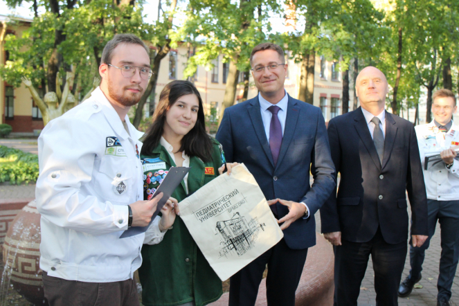 Это настоящая студенческая весна: в Педиатрическом университете наградили бойцов медицинских отрядов 49