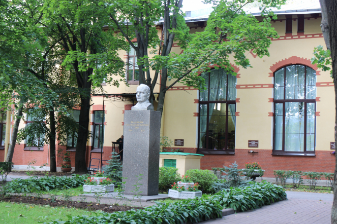 В Педиатрическом университете минимально-инвазивным способом удалили подростку редкую опухоль