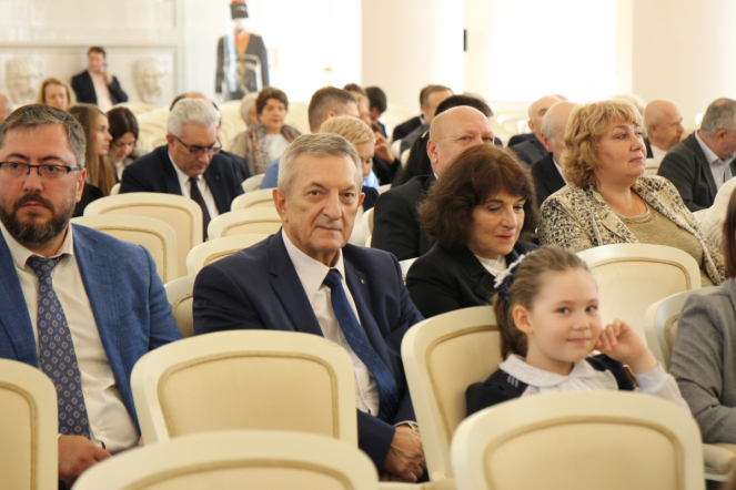 Губернатор отметил труд врачей Педиатрического университета 2