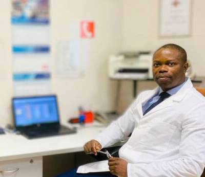 Выпускник Педиатрического университета из Западной Африки работает врачом в одном из медучреждений города на Неве