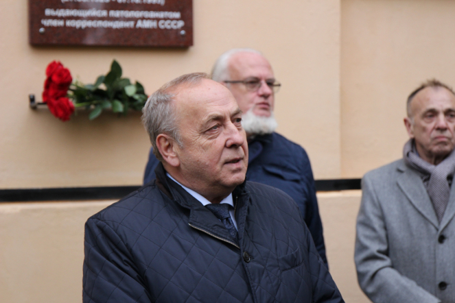 В Педиатрическом университете открыли мемориальную доску выдающемуся патологу Александру Цинзерлингу 11