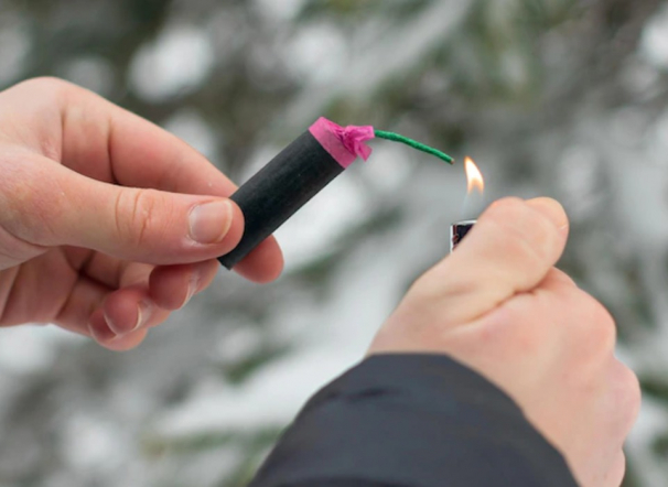 Подростка, поступившего в субботу в клинику Педиатрического университета с пиротехнической травмой, направили на амбулаторное лечение