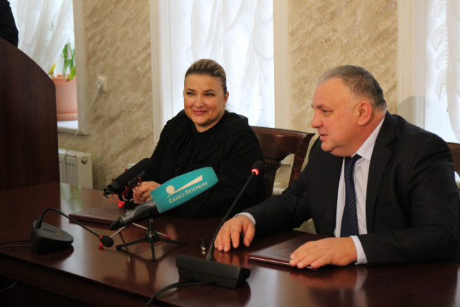 Педиатрический университет в кругу друзей: накануне Всемирного дня ребёнка в СПбГПМУ подписали соглашение с телеканалом «Санкт-Петербург» и приняли в дар картины 7