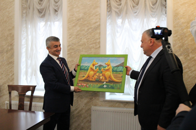 Педиатрический университет в кругу друзей: накануне Всемирного дня ребёнка в СПбГПМУ подписали соглашение с телеканалом «Санкт-Петербург» и приняли в дар картины 8