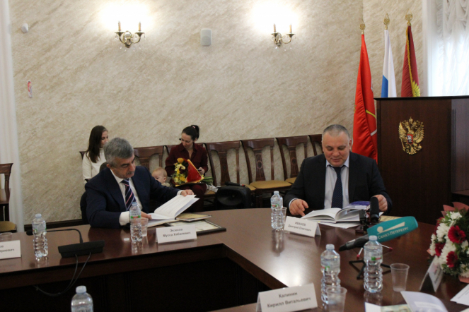 Педиатрический университет в кругу друзей: накануне Всемирного дня ребёнка в СПбГПМУ подписали соглашение с телеканалом «Санкт-Петербург» и приняли в дар картины 22