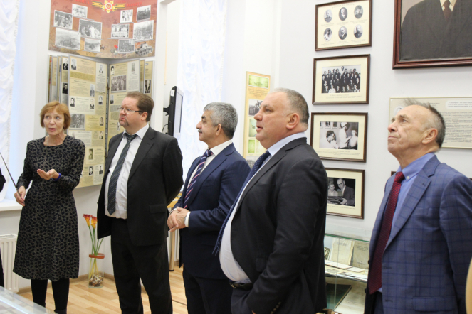 Педиатрический университет в кругу друзей: накануне Всемирного дня ребёнка в СПбГПМУ подписали соглашение с телеканалом «Санкт-Петербург» и приняли в дар картины 25